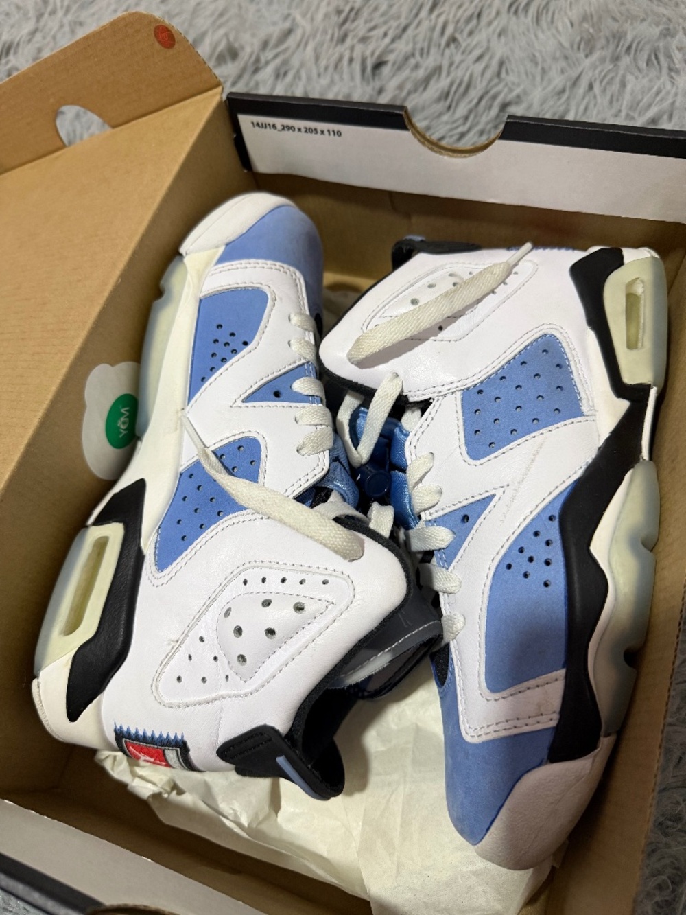 Air JORDAN 6 retro kids  size 4Y
